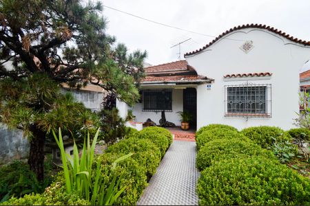 Casa à venda com 300m², 2 quartos e sem vaga Casa à venda com 300m², 2 quartos e sem vagaFachada
