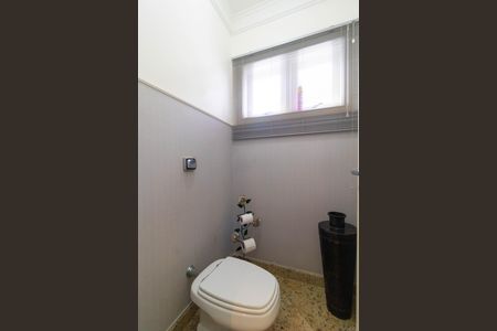 Casa de condomínio à venda com 370m², 4 quartos e 4 vagas Casa de condomínio à venda com 370m², 4 quartos e 4 vagasLavabo