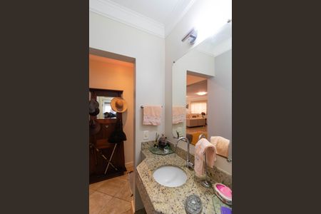 Casa de condomínio à venda com 370m², 4 quartos e 4 vagas Casa de condomínio à venda com 370m², 4 quartos e 4 vagasLavabo