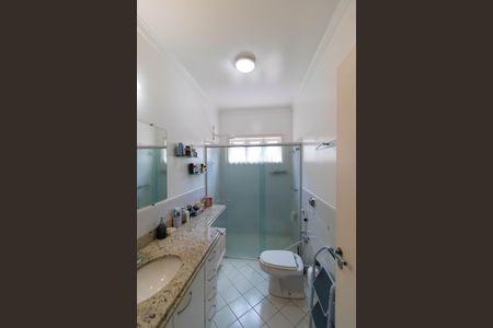 Casa de condomínio à venda com 370m², 4 quartos e 4 vagas Casa de condomínio à venda com 370m², 4 quartos e 4 vagasBanheiro da Suíte 2