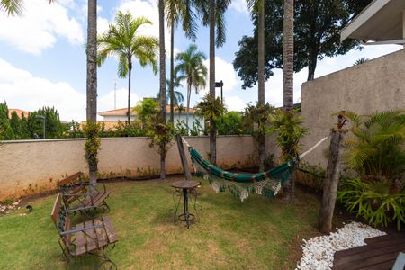 Casa de condomínio à venda com 370m², 4 quartos e 4 vagas Casa de condomínio à venda com 370m², 4 quartos e 4 vagasQuintal