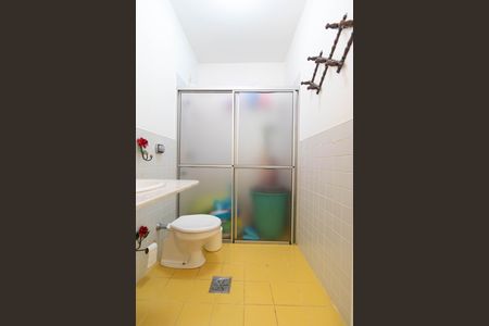 Casa de condomínio à venda com 370m², 4 quartos e 4 vagas Casa de condomínio à venda com 370m², 4 quartos e 4 vagasBanheiro de Serviço