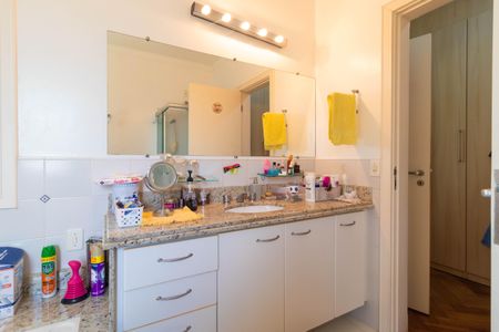 Casa de condomínio à venda com 370m², 4 quartos e 4 vagas Casa de condomínio à venda com 370m², 4 quartos e 4 vagasBanheiro da Suíte 1