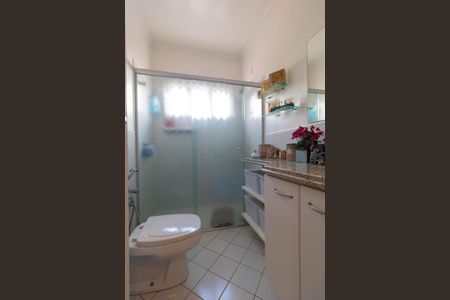 Casa de condomínio à venda com 370m², 4 quartos e 4 vagas Casa de condomínio à venda com 370m², 4 quartos e 4 vagasBanheiro da Suíte 3