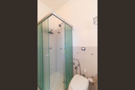 Casa de condomínio à venda com 370m², 4 quartos e 4 vagas Casa de condomínio à venda com 370m², 4 quartos e 4 vagasBanheiro da Suíte 1