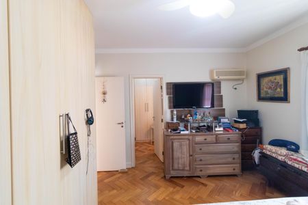 Casa de condomínio à venda com 370m², 4 quartos e 4 vagas Casa de condomínio à venda com 370m², 4 quartos e 4 vagasSuíte 1