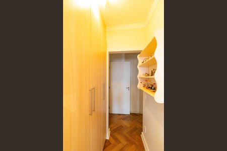 Casa de condomínio à venda com 370m², 4 quartos e 4 vagas Casa de condomínio à venda com 370m², 4 quartos e 4 vagasCloset da Suíte 3