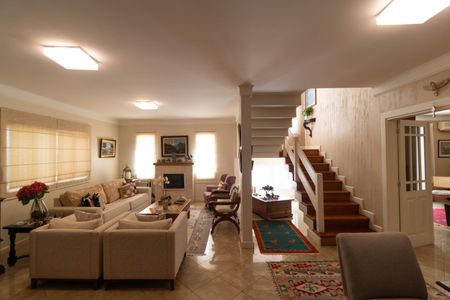 Casa de condomínio à venda com 370m², 4 quartos e 4 vagas Casa de condomínio à venda com 370m², 4 quartos e 4 vagasSala