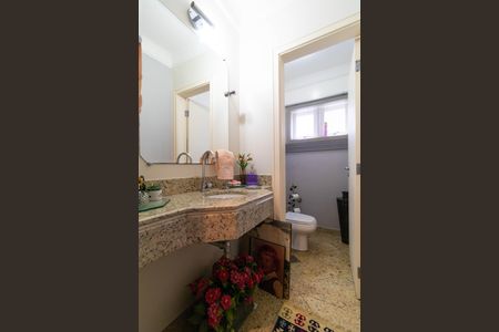 Casa de condomínio à venda com 370m², 4 quartos e 4 vagas Casa de condomínio à venda com 370m², 4 quartos e 4 vagasLavabo