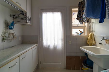 Casa de condomínio à venda com 370m², 4 quartos e 4 vagas Casa de condomínio à venda com 370m², 4 quartos e 4 vagasÁrea de Serviço