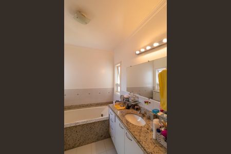 Casa de condomínio à venda com 370m², 4 quartos e 4 vagas Casa de condomínio à venda com 370m², 4 quartos e 4 vagasBanheiro da Suíte 1