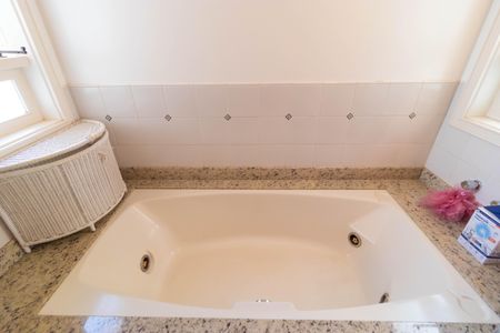 Casa de condomínio à venda com 370m², 4 quartos e 4 vagas Casa de condomínio à venda com 370m², 4 quartos e 4 vagasBanheiro da Suíte 1