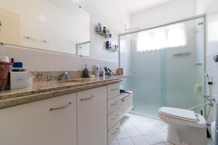 Casa de condomínio à venda com 370m², 4 quartos e 4 vagas Casa de condomínio à venda com 370m², 4 quartos e 4 vagasBanheiro da Suíte 2