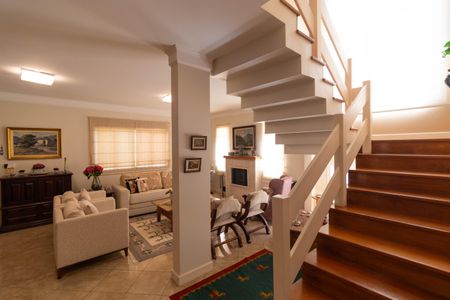 Casa de condomínio à venda com 370m², 4 quartos e 4 vagas Casa de condomínio à venda com 370m², 4 quartos e 4 vagasSala