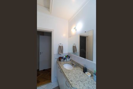 Casa de condomínio à venda com 370m², 4 quartos e 4 vagas Casa de condomínio à venda com 370m², 4 quartos e 4 vagasBanheiro da Suíte 2