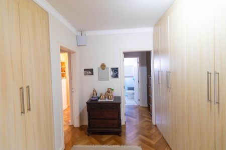 Casa de condomínio à venda com 370m², 4 quartos e 4 vagas Casa de condomínio à venda com 370m², 4 quartos e 4 vagasSala