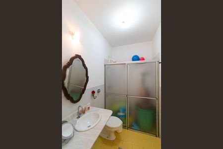 Casa de condomínio à venda com 370m², 4 quartos e 4 vagas Casa de condomínio à venda com 370m², 4 quartos e 4 vagasBanheiro de Serviço