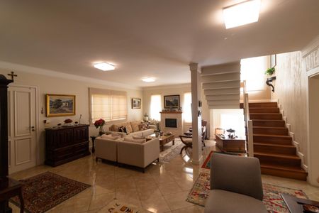 Casa de condomínio à venda com 370m², 4 quartos e 4 vagas Casa de condomínio à venda com 370m², 4 quartos e 4 vagasSala