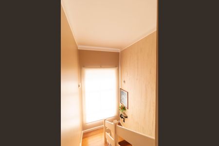 Casa de condomínio à venda com 370m², 4 quartos e 4 vagas Casa de condomínio à venda com 370m², 4 quartos e 4 vagasEscada