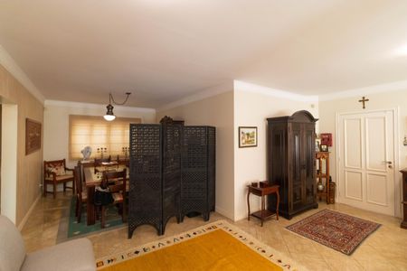 Casa de condomínio à venda com 370m², 4 quartos e 4 vagas Casa de condomínio à venda com 370m², 4 quartos e 4 vagasSala