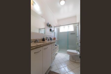 Casa de condomínio à venda com 370m², 4 quartos e 4 vagas Casa de condomínio à venda com 370m², 4 quartos e 4 vagasBanheiro da Suíte 2