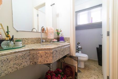 Casa de condomínio à venda com 370m², 4 quartos e 4 vagas Casa de condomínio à venda com 370m², 4 quartos e 4 vagasLavabo