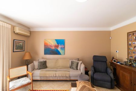 Casa de condomínio à venda com 370m², 4 quartos e 4 vagas Casa de condomínio à venda com 370m², 4 quartos e 4 vagasSala