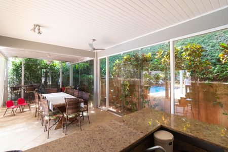 Casa de condomínio à venda com 370m², 4 quartos e 4 vagas Casa de condomínio à venda com 370m², 4 quartos e 4 vagasChurrasqueira