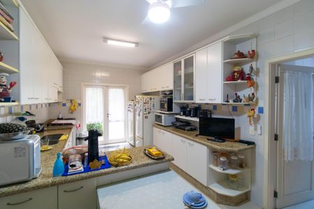 Casa de condomínio à venda com 370m², 4 quartos e 4 vagas Casa de condomínio à venda com 370m², 4 quartos e 4 vagasCozinha