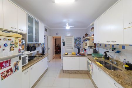 Casa de condomínio à venda com 370m², 4 quartos e 4 vagas Casa de condomínio à venda com 370m², 4 quartos e 4 vagasCozinha