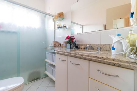 Casa de condomínio à venda com 370m², 4 quartos e 4 vagas Casa de condomínio à venda com 370m², 4 quartos e 4 vagasBanheiro da Suíte 3