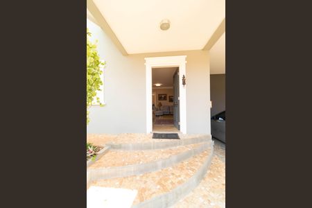 Casa de condomínio à venda com 370m², 4 quartos e 4 vagas Casa de condomínio à venda com 370m², 4 quartos e 4 vagasEntrada