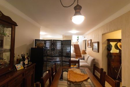 Casa de condomínio à venda com 370m², 4 quartos e 4 vagas Casa de condomínio à venda com 370m², 4 quartos e 4 vagasSala