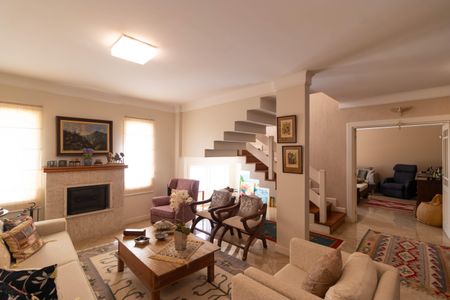 Casa de condomínio à venda com 370m², 4 quartos e 4 vagas Casa de condomínio à venda com 370m², 4 quartos e 4 vagasSala