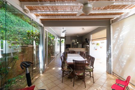 Casa de condomínio à venda com 370m², 4 quartos e 4 vagas Casa de condomínio à venda com 370m², 4 quartos e 4 vagasChurrasqueira