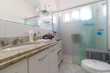 Casa de condomínio à venda com 370m², 4 quartos e 4 vagas Casa de condomínio à venda com 370m², 4 quartos e 4 vagasBanheiro da Suíte 4