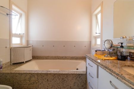 Casa de condomínio à venda com 370m², 4 quartos e 4 vagas Casa de condomínio à venda com 370m², 4 quartos e 4 vagasBanheiro da Suíte 1