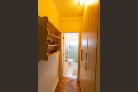 Casa de condomínio à venda com 370m², 4 quartos e 4 vagas Casa de condomínio à venda com 370m², 4 quartos e 4 vagasCloset da Suíte 3