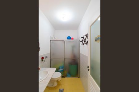 Casa de condomínio à venda com 370m², 4 quartos e 4 vagas Casa de condomínio à venda com 370m², 4 quartos e 4 vagasBanheiro de Serviço