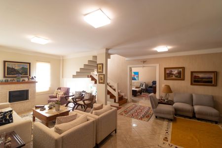 Casa de condomínio à venda com 370m², 4 quartos e 4 vagas Casa de condomínio à venda com 370m², 4 quartos e 4 vagasSala