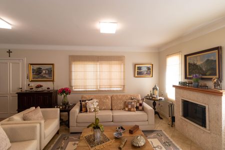 Casa de condomínio à venda com 370m², 4 quartos e 4 vagas Casa de condomínio à venda com 370m², 4 quartos e 4 vagasSala