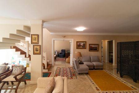 Casa de condomínio à venda com 370m², 4 quartos e 4 vagas Casa de condomínio à venda com 370m², 4 quartos e 4 vagasSala