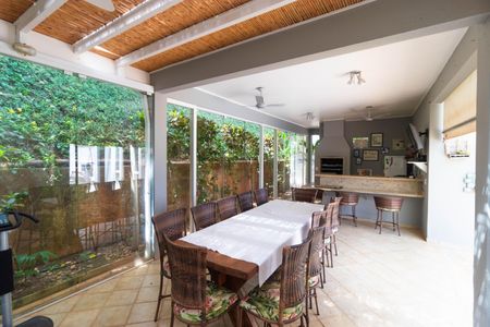 Casa de condomínio à venda com 370m², 4 quartos e 4 vagas Casa de condomínio à venda com 370m², 4 quartos e 4 vagasChurrasqueira