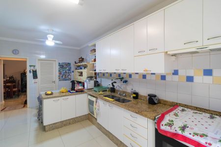 Casa de condomínio à venda com 370m², 4 quartos e 4 vagas Casa de condomínio à venda com 370m², 4 quartos e 4 vagasCozinha