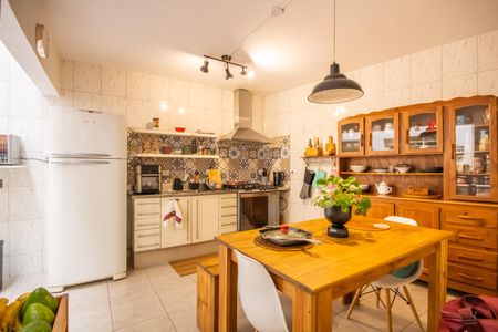 Casa à venda com 272m², 4 quartos e 2 vagas Casa à venda com 272m², 4 quartos e 2 vagasEspaço Gourmet