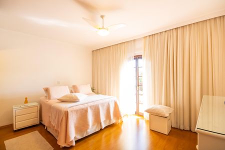 Casa à venda com 272m², 4 quartos e 2 vagas Casa à venda com 272m², 4 quartos e 2 vagasSuíte