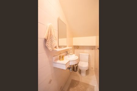 Casa à venda com 272m², 4 quartos e 2 vagas Casa à venda com 272m², 4 quartos e 2 vagasLavabo