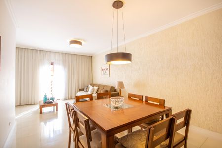 Casa à venda com 272m², 4 quartos e 2 vagas Casa à venda com 272m², 4 quartos e 2 vagasSala