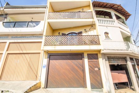 Casa à venda com 272m², 4 quartos e 2 vagas Casa à venda com 272m², 4 quartos e 2 vagasFachada