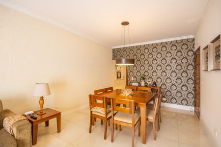 Casa à venda com 272m², 4 quartos e 2 vagas Casa à venda com 272m², 4 quartos e 2 vagasSala